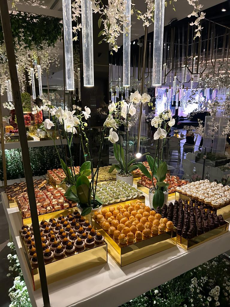 Exhibidor de postres sobre bandejas y alturas de acrílico dorado espejo en un evento en Panamá