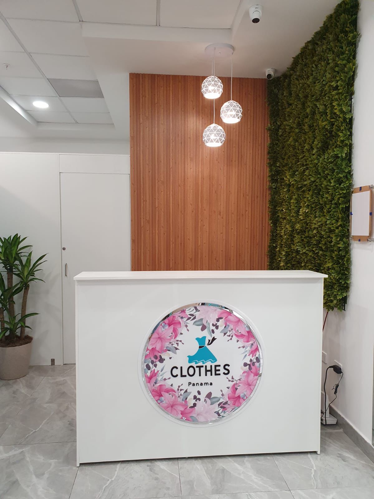 Recepción con cartel Clothes Panama