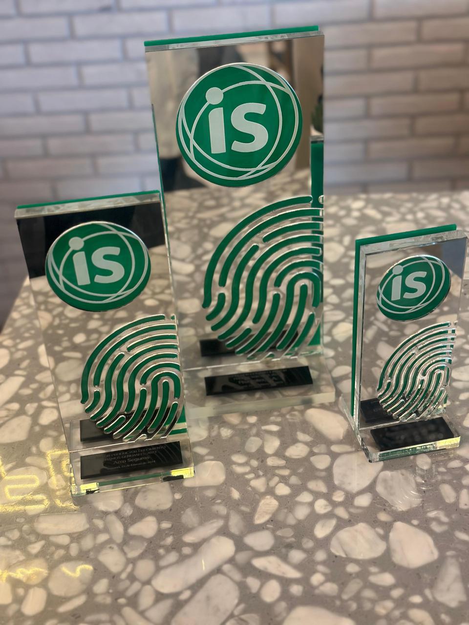 Trofeos corporativos en acrílico verde