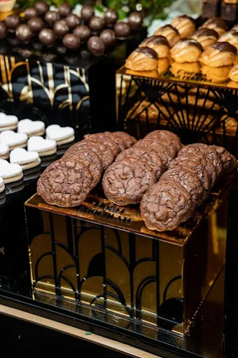 Exhibidor estilo gatsby en acrílico para mesa de dulces de boda