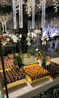Alturas y torres en acrílico para mesa de dulces de boda
