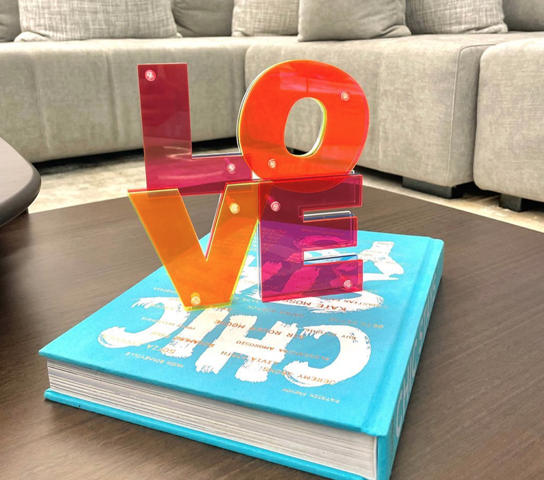 Arte LOVE 3D en acrílico de colores