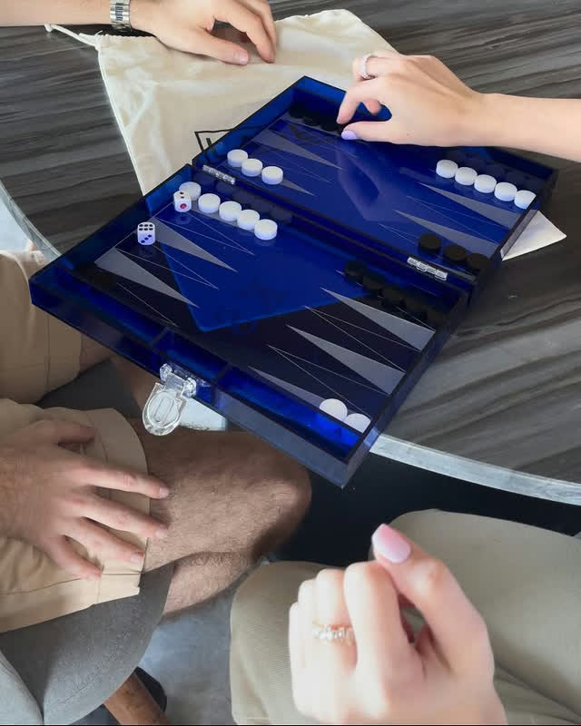 Backgammon mini en acrílico transparente con fichas personalizadas en Panamá