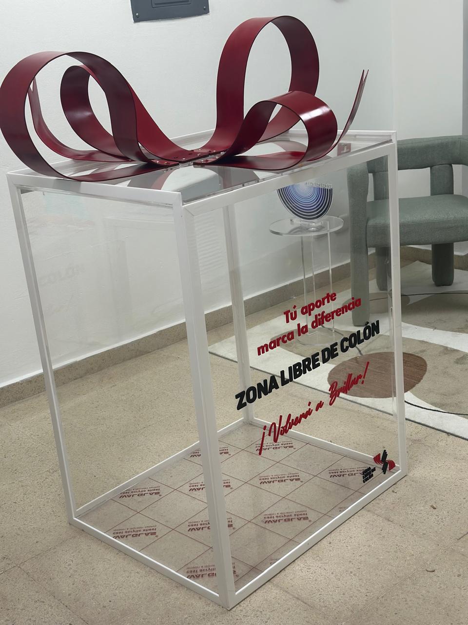 Caja exhibidora · Vinil en acrílico