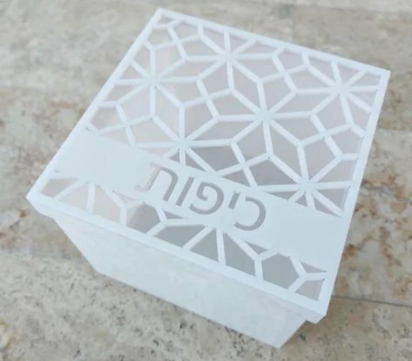 Caja de Kippot en acrílico blanco troquelado con patrón geométrico y letras hebreas personalizadas en Panamá