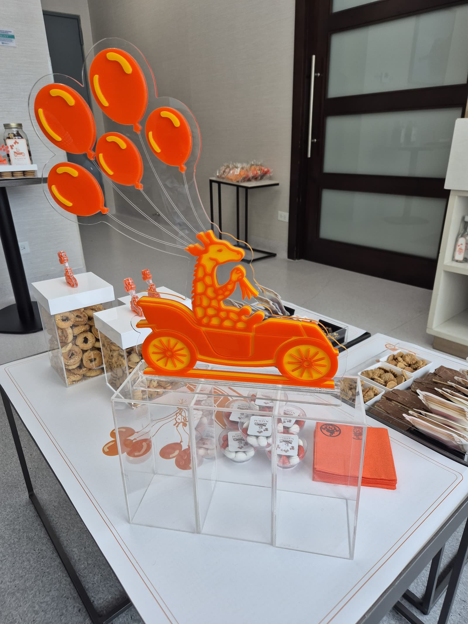 Centro de mesa con frascos en acrílico para evento