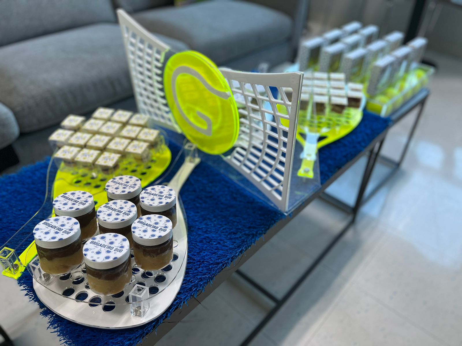 Decoración de mesa para evento de tenis en acrílico