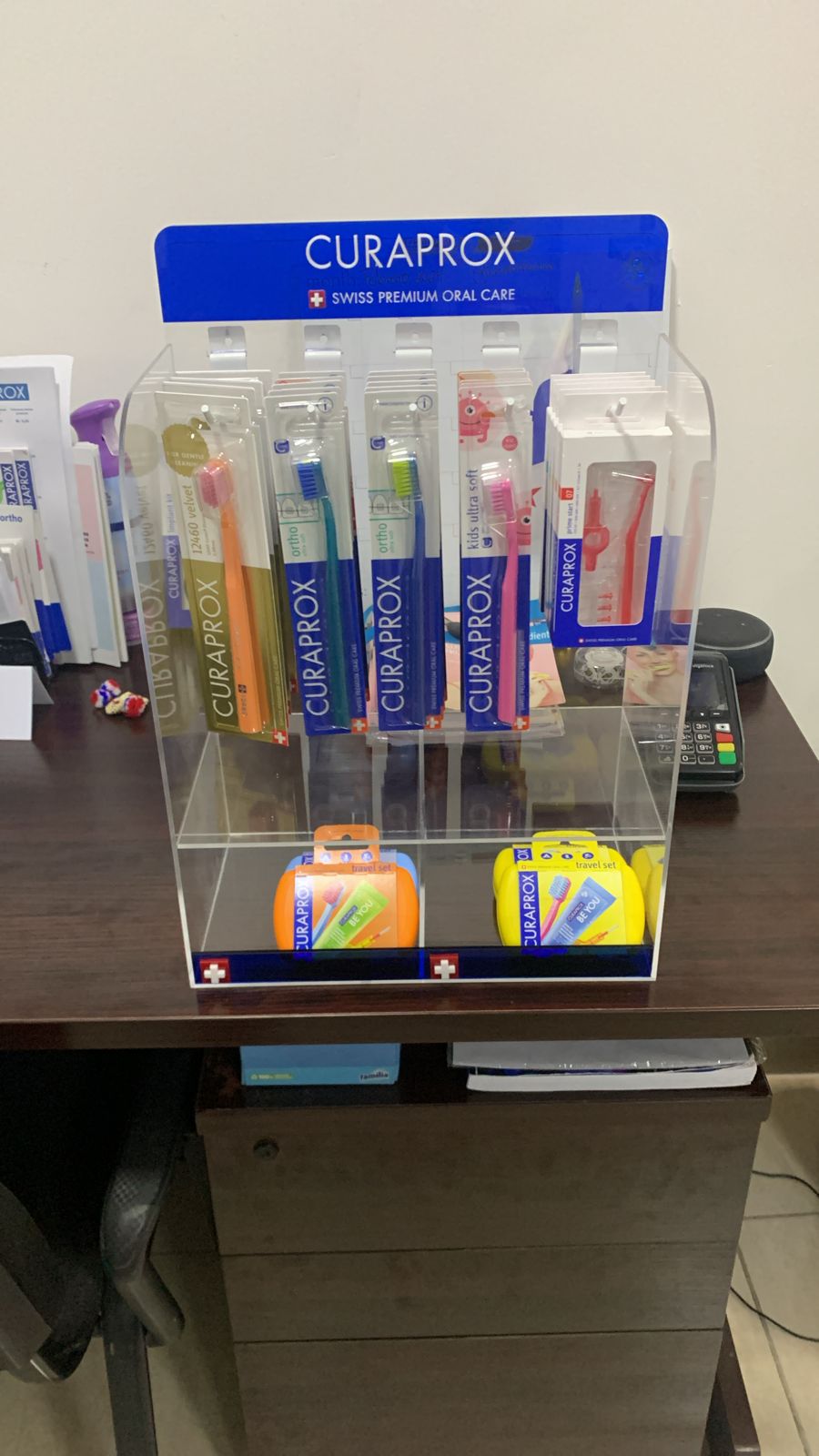 Exhibidor · Curaprox en acrílico