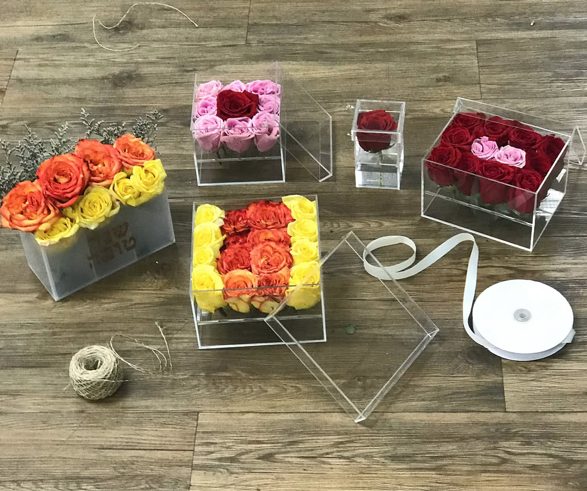Cajas y floreros de rosas en acrílico transparente