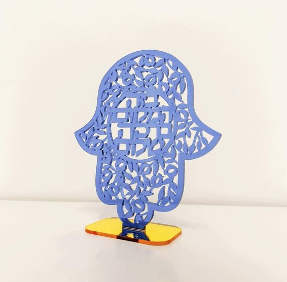 Hamsa troquelada en acrílico azul con base dorada