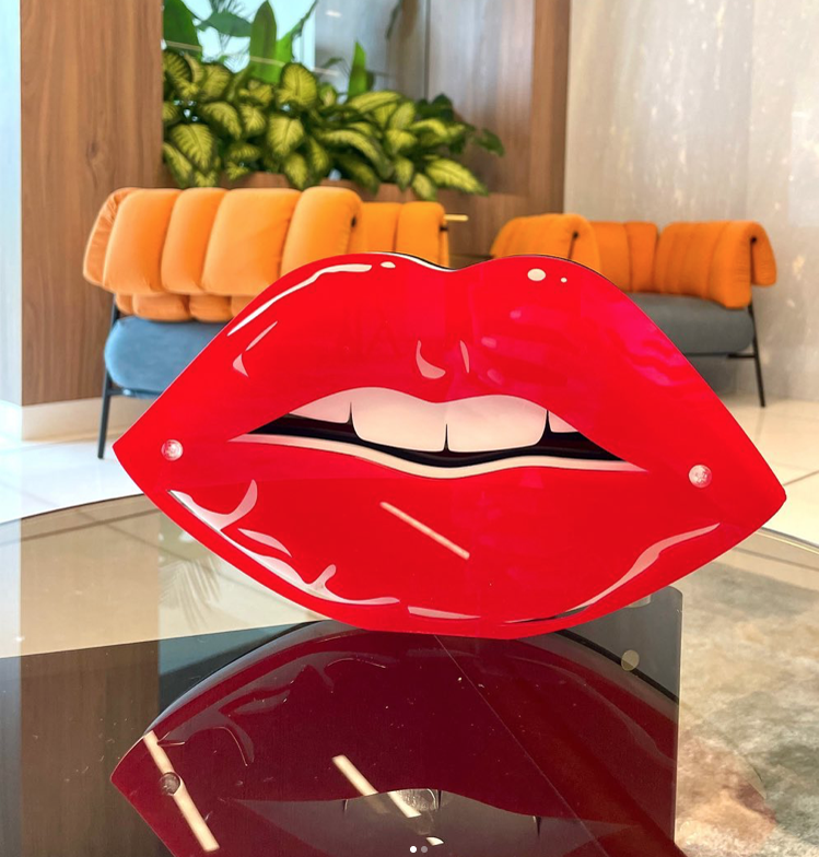 Escultura de labios rojos en acrílico para decoración