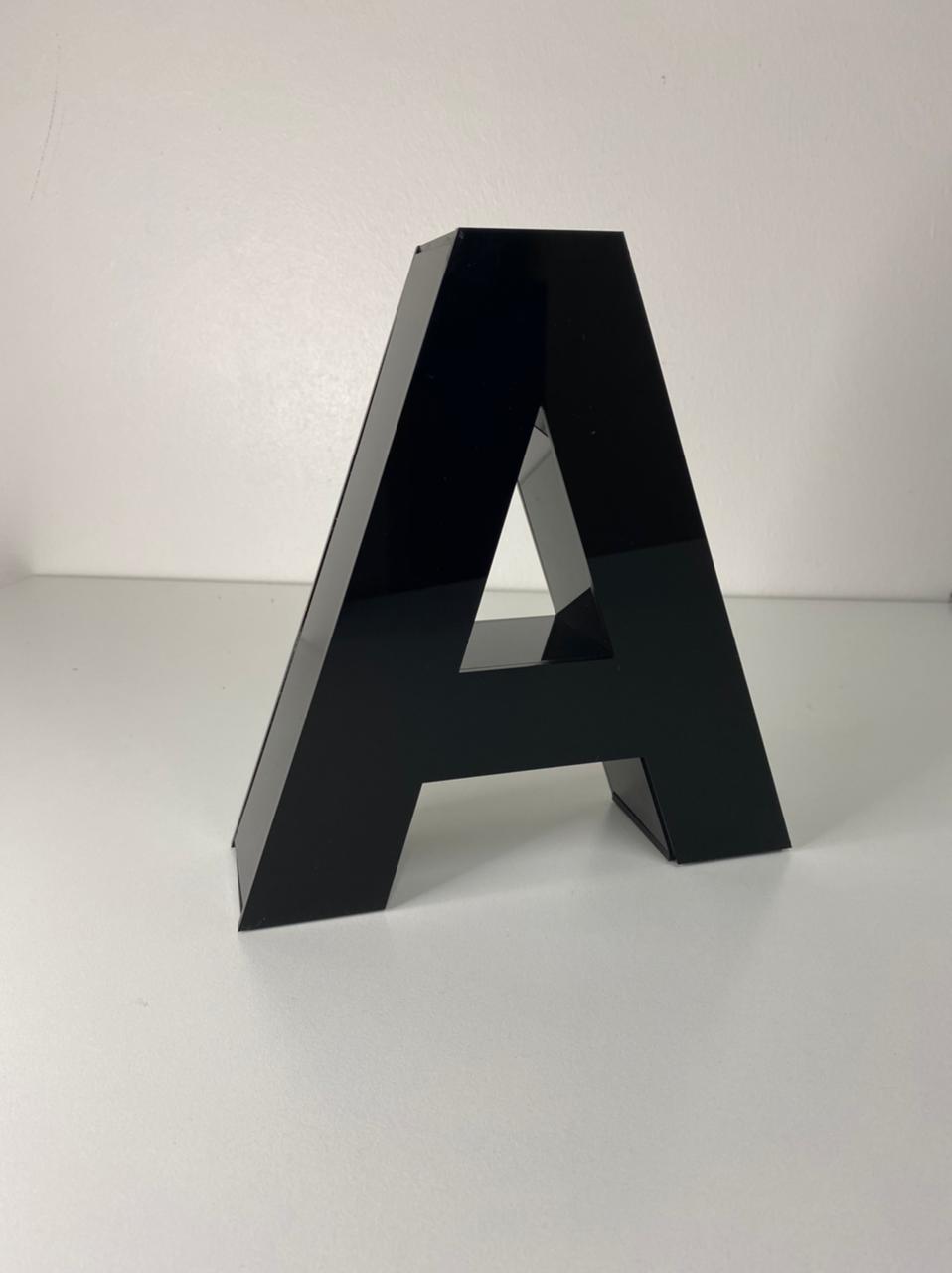 Letra 3D · Relieve en acrílico