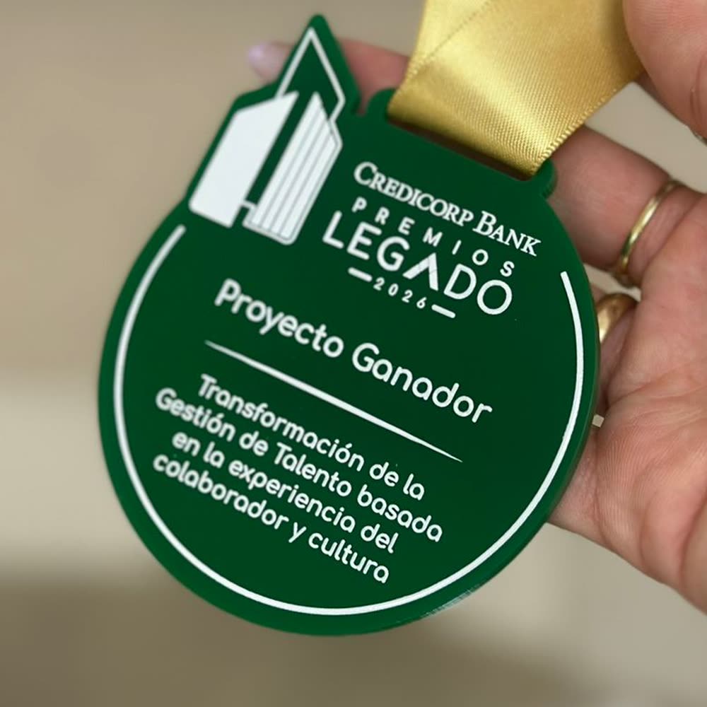 Medalla de acrílico verde Credicorp Bank Premios Legado 2026, Proyecto Ganador