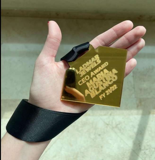Medalla CEO Award en acrílico dorado grabado a láser en Panamá