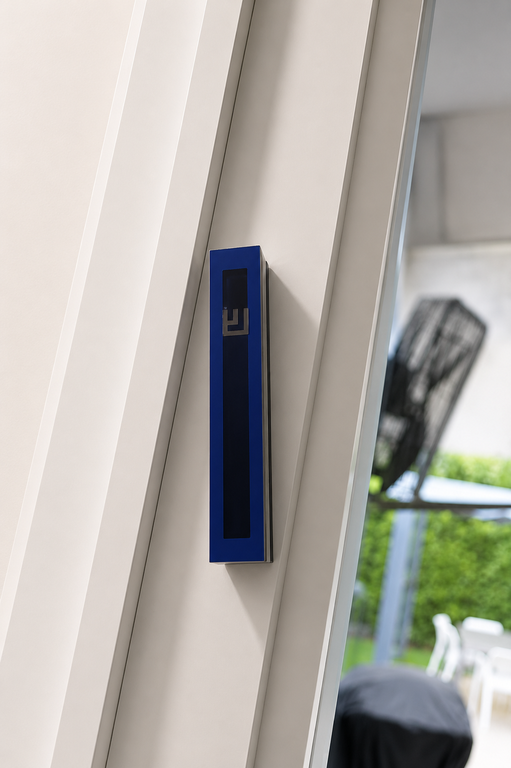 Mezuzá 12cm básica en acrílico azul con letra hebrea grabada, personalizada en Panamá
