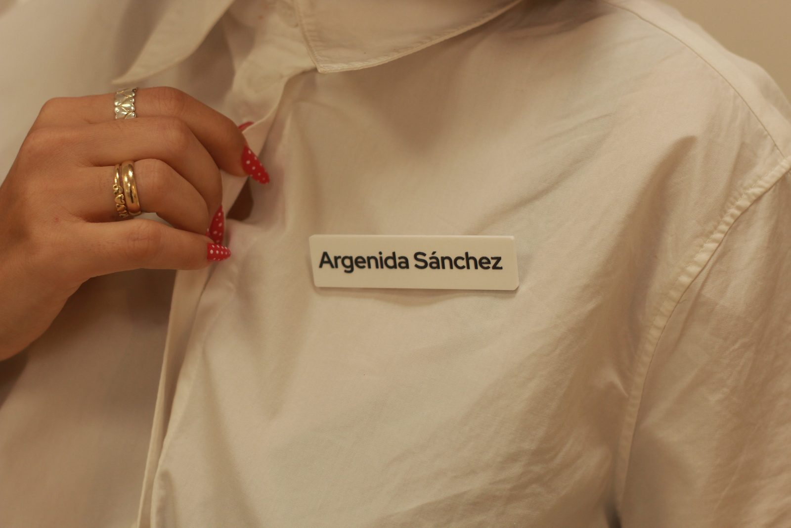 Pin identificador de nombre en acrílico para uniforme de empresa