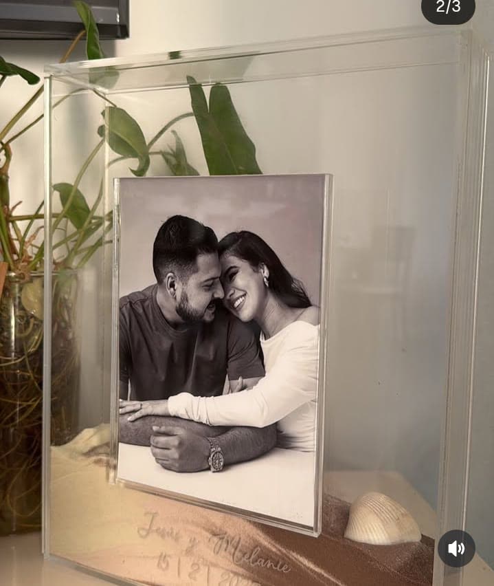 Caja de ritual de arena para compromiso y boda en acrílico personalizado en Panamá