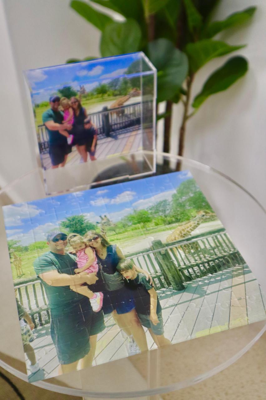 Rompecabezas en acrílico personalizado con foto familiar y caja transparente en Panamá