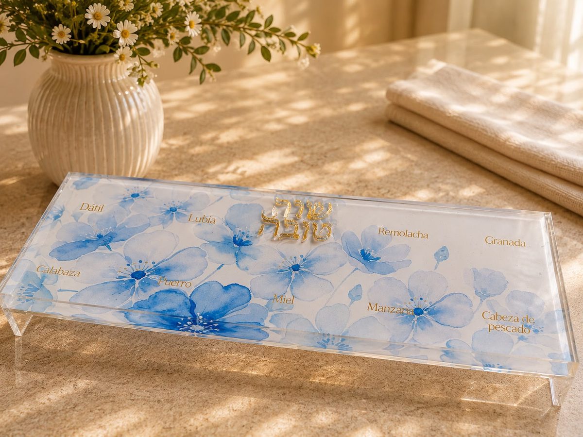Plato de simanim de Rosh Hashaná en acrílico con flores azules en acuarela sobre blanco, hecho en Panamá