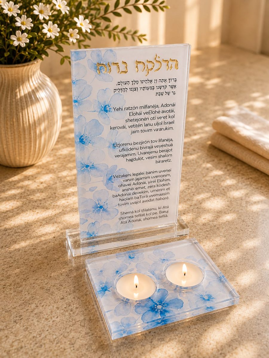 Set de velitas con rezo de Rosh Hashaná en acrílico con flores azules en acuarela sobre blanco, hecho en Panamá