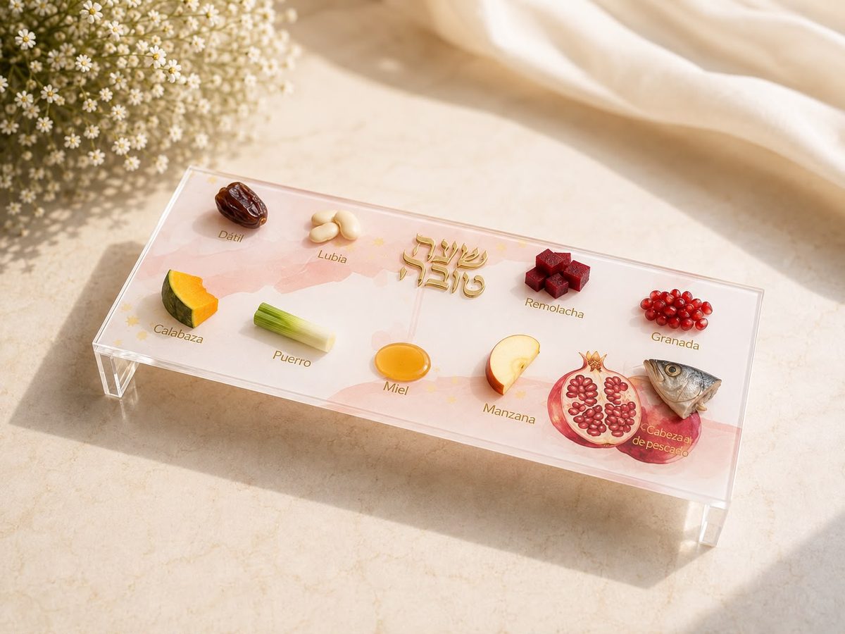 Plato de simanim de Rosh Hashaná en acrílico con diseño de granadas en acuarela sobre rosa empolvado, hecho en Panamá
