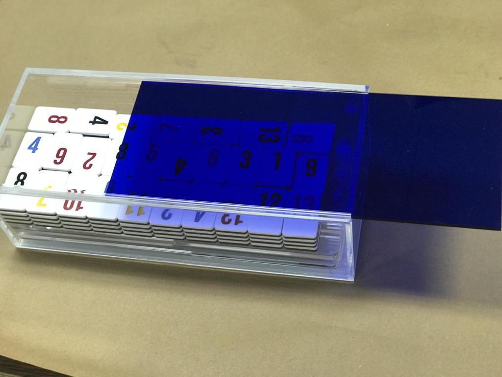 Rummikub en acrílico transparente con tapa azul deslizable y fichas numeradas personalizadas en Panamá