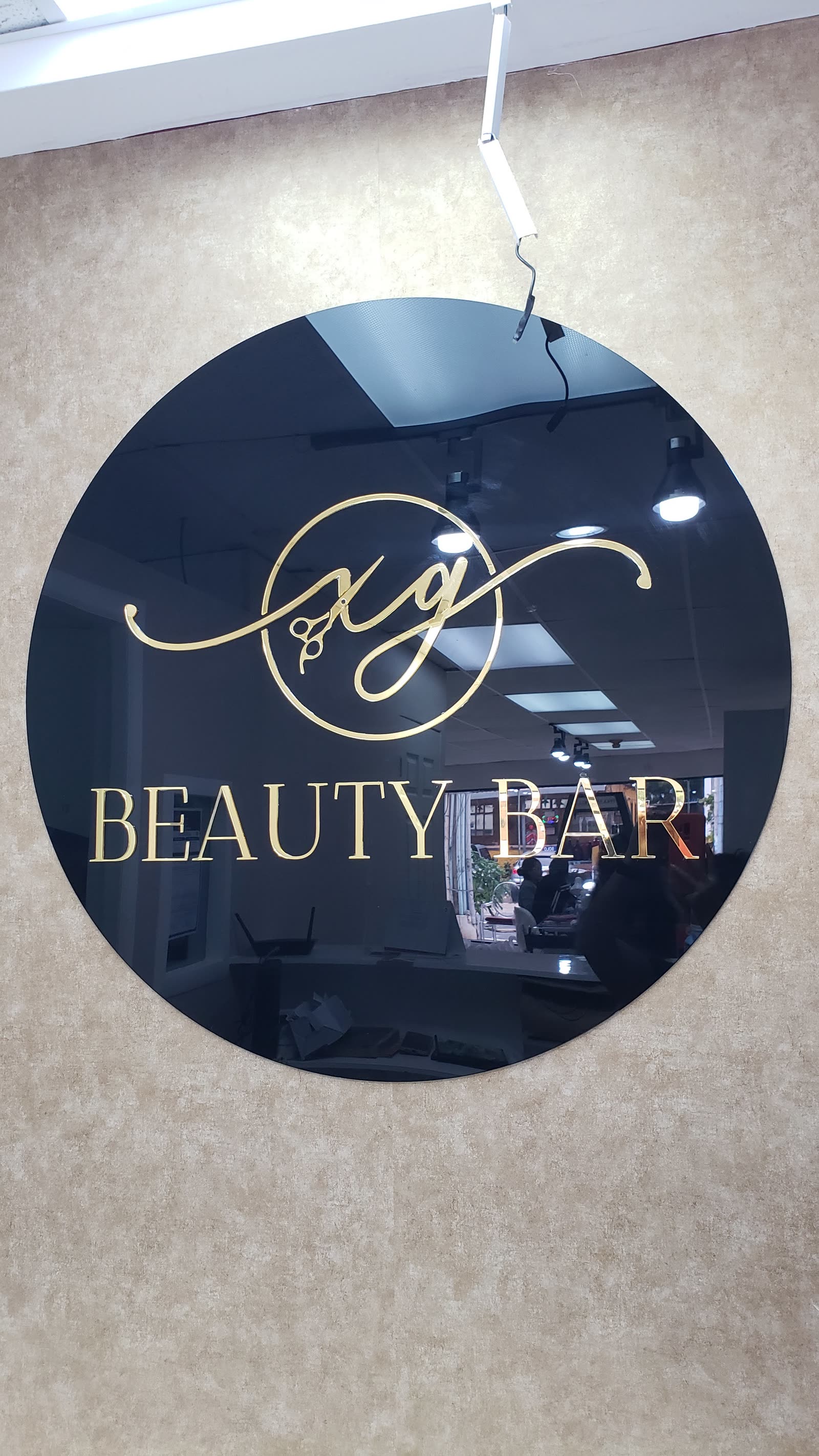 Logo redondo Beauty Bar en acrílico negro con dorado