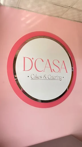 Logo D'Casa Cakes & Catering en acrílico rosa