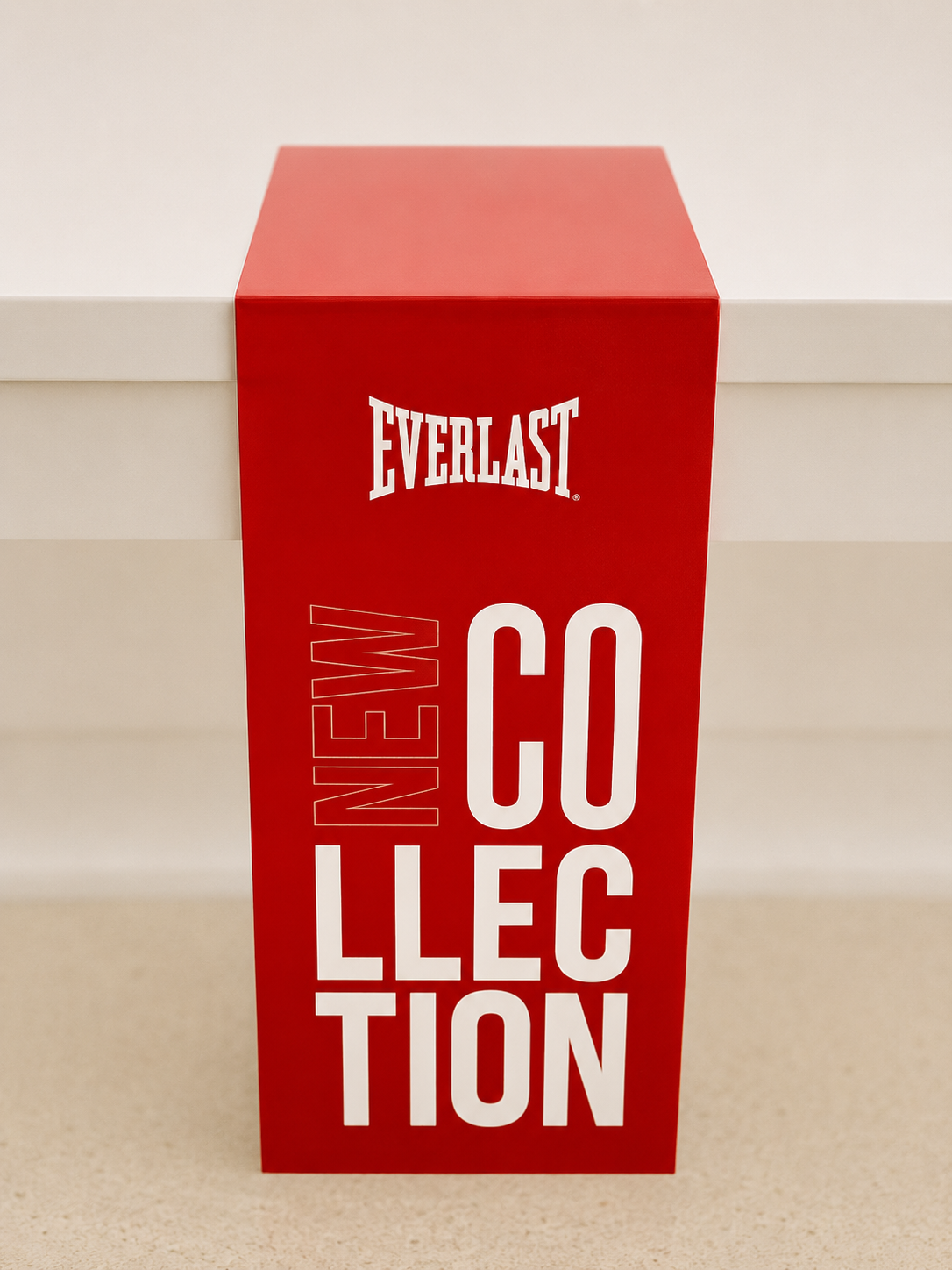 Exhibidor pedestal Everlast New Collection en acrílico