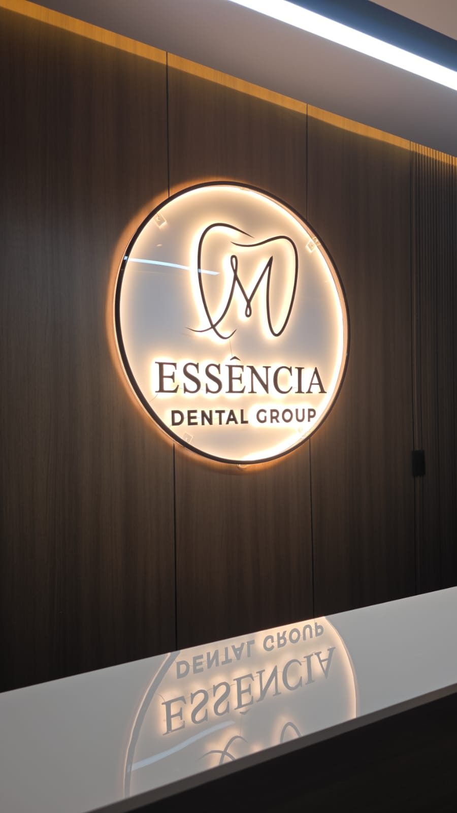 Logo corporativo retroiluminado en acrílico para Essência Dental Group