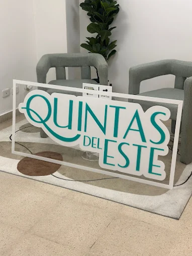 Letrero Quintas del Este en acrílico aqua y blanco