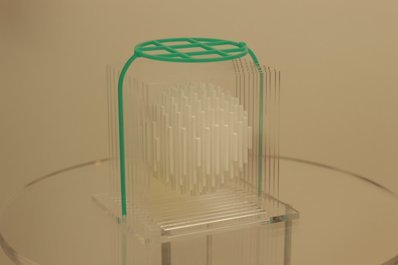 Mini escultura Soto en acrílico — arte cinético tamaño reducido por Lasertag Panamá