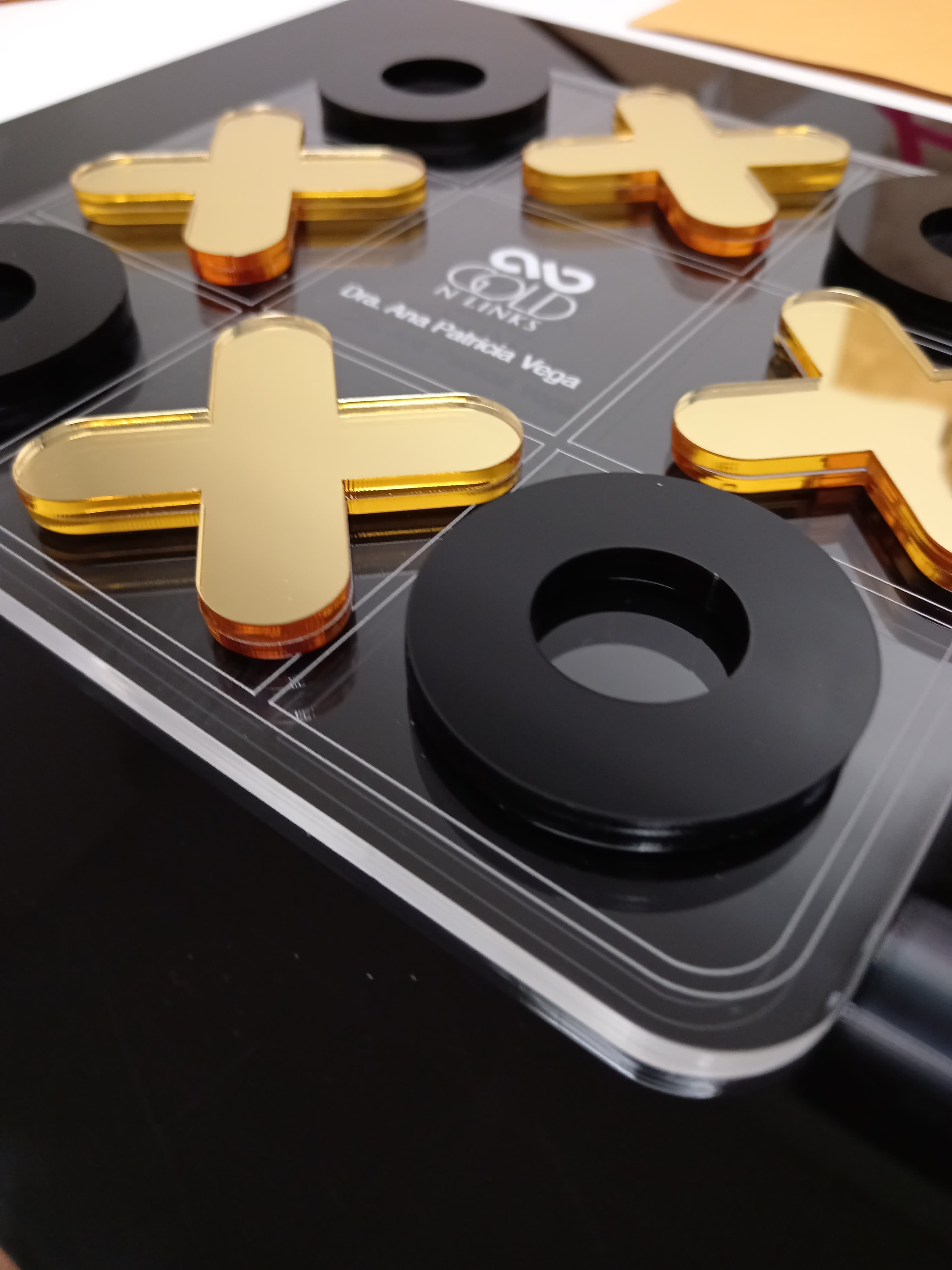 Tic-tac-toe (XO) personalizado en acrílico dorado y negro
