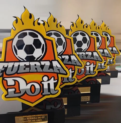 Trofeos corporativos Fuerza Do It con grabado e impresión 3D en acrílico en Panamá
