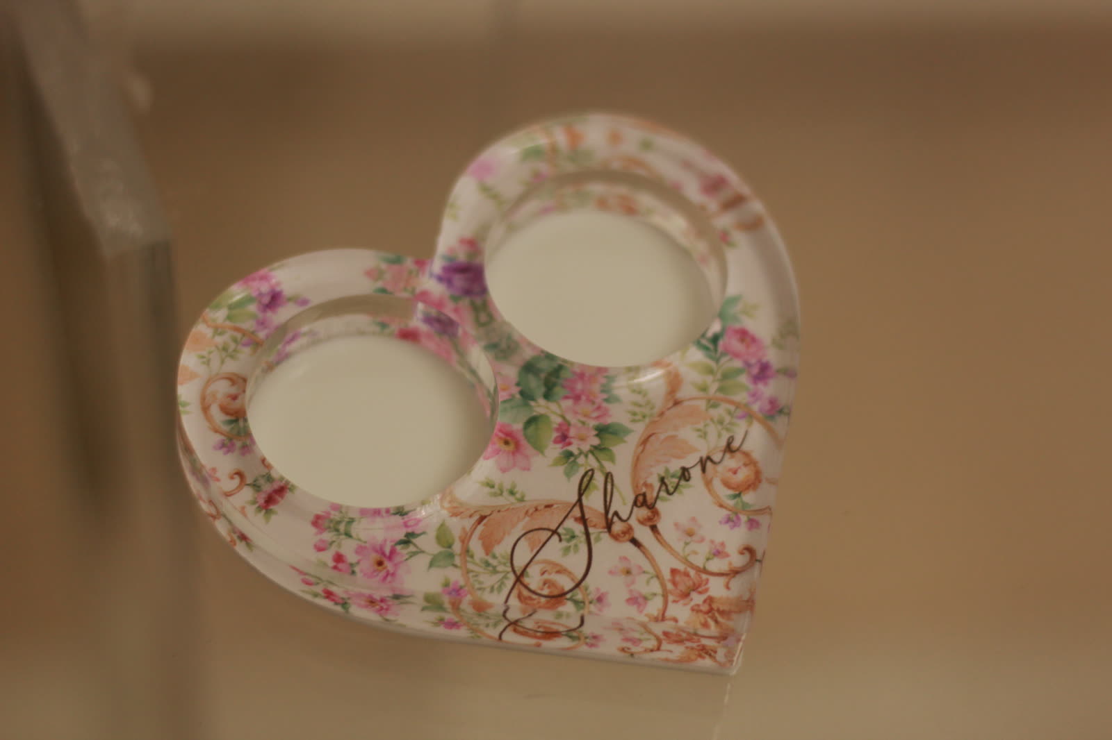 Velas de Shabat en acrílico corazón con estampado floral hechas en Panamá